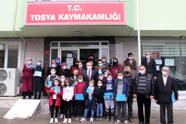 Tosya Kaymakamlığı tablet dağıttı Tosya Kaymakamlığı tablet dağıttı
