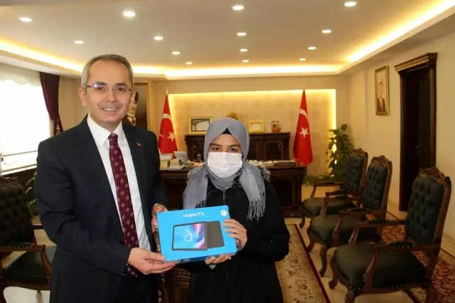 Tosya Kaymakamlığı tablet dağıttı Tosya Kaymakamlığı tablet dağıttı