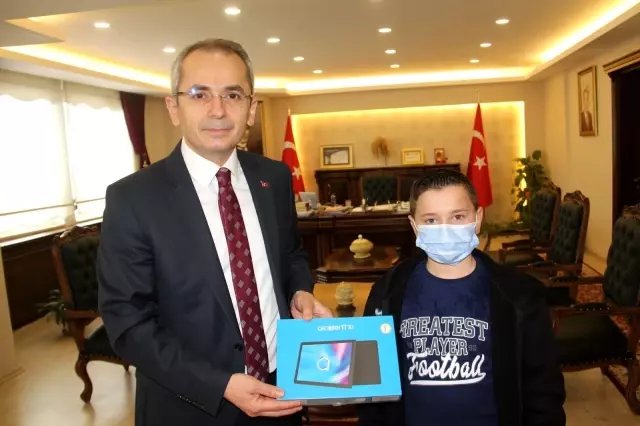 Tosya Kaymakamlığı tablet dağıttı Tosya Kaymakamlığı tablet dağıttı