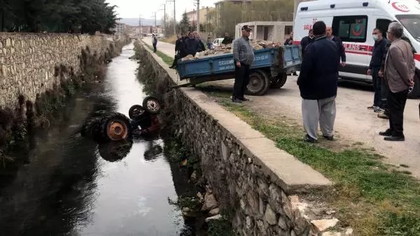 AFYON TRAKTÖRLE KANALA DÜŞTÜ, KALP MASAJIYLA YAŞAMA DÖNDÜRÜLDÜ AFYON TRAKTÖRLE KANALA DÜŞTÜ, KALP MASAJIYLA YAŞAMA DÖNDÜRÜLDÜ