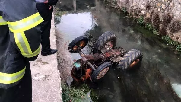 AFYON TRAKTÖRLE KANALA DÜŞTÜ, KALP MASAJIYLA YAŞAMA DÖNDÜRÜLDÜ AFYON TRAKTÖRLE KANALA DÜŞTÜ, KALP MASAJIYLA YAŞAMA DÖNDÜRÜLDÜ