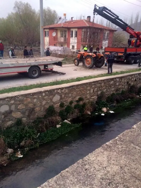 AFYON TRAKTÖRLE KANALA DÜŞTÜ, KALP MASAJIYLA YAŞAMA DÖNDÜRÜLDÜ AFYON TRAKTÖRLE KANALA DÜŞTÜ, KALP MASAJIYLA YAŞAMA DÖNDÜRÜLDÜ