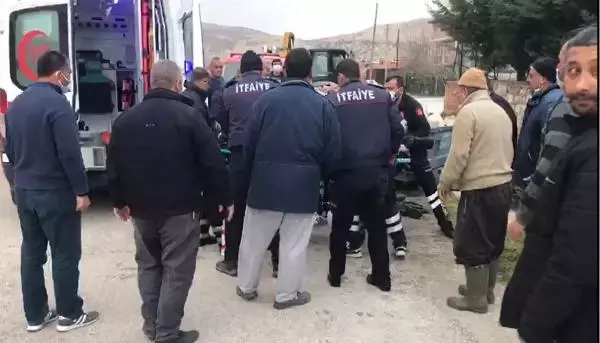 AFYON TRAKTÖRLE KANALA DÜŞTÜ, KALP MASAJIYLA YAŞAMA DÖNDÜRÜLDÜ AFYON TRAKTÖRLE KANALA DÜŞTÜ, KALP MASAJIYLA YAŞAMA DÖNDÜRÜLDÜ