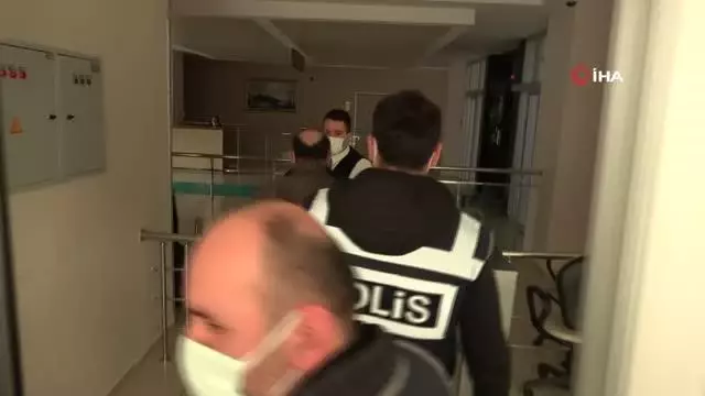 Tüfekle bir kişiyi vurup balkonunda basına açıklama yapan şahıs tutuklandı Tüfekle bir kişiyi vurup balkonunda basına açıklama yapan şahıs tutuklandı