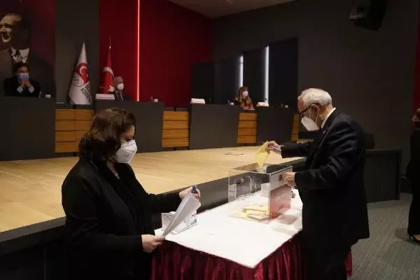 Uğur Erdener 3'üncü kez TMOK başkanı oldu Uğur Erdener 3'üncü kez TMOK başkanı oldu