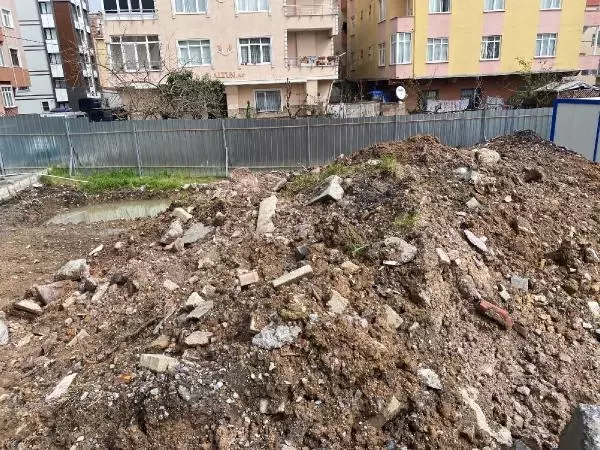 ÜMRANİYE'DE CAMİ İNŞAATINDA İŞÇİLER HAVAN TOPU MERMİSİ BULDU ÜMRANİYE'DE CAMİ İNŞAATINDA İŞÇİLER HAVAN TOPU MERMİSİ BULDU