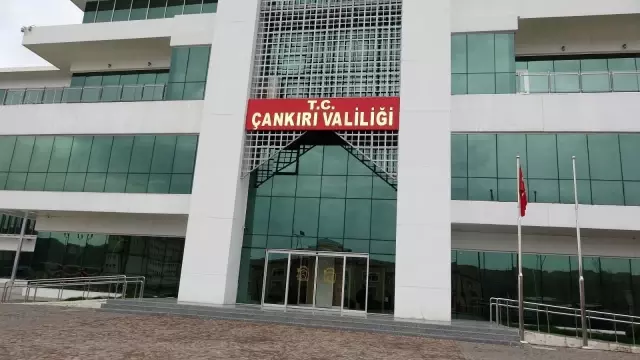 Vali Ayaz, aşılanan 65 yaş üstünde kovid-19 kayıplarının düştüğünü, gençlerde ise arttığını söyledi Vali Ayaz, aşılanan 65 yaş üstünde kovid-19 kayıplarının düştüğünü, gençlerde ise arttığını söyledi