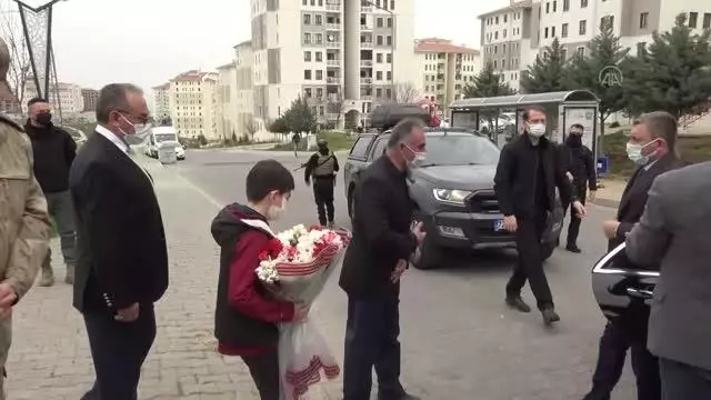 Vali Şahin 'Mahalle Buluşmaları' programında konuştu Vali Şahin 'Mahalle Buluşmaları' programında konuştu