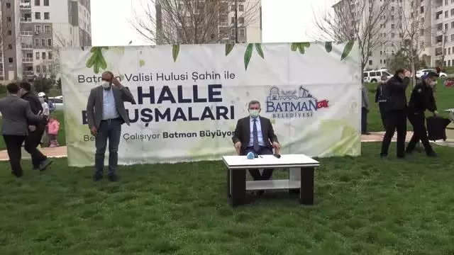 Vali Şahin 'Mahalle Buluşmaları' programında konuştu Vali Şahin 'Mahalle Buluşmaları' programında konuştu