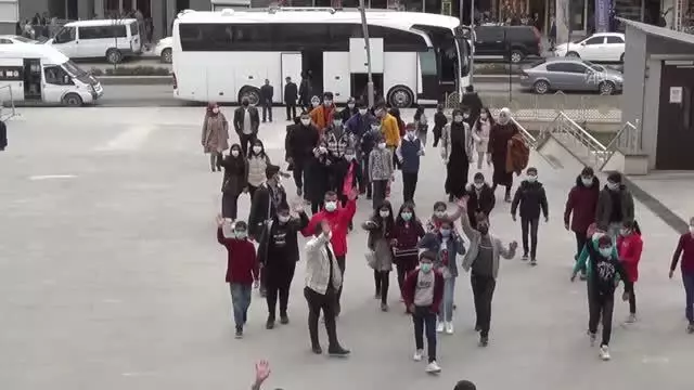 Vanlı öğrenciler 'Biz Anadoluyuz Projesi' kapsamında Hakkari'ye geldi Vanlı öğrenciler 'Biz Anadoluyuz Projesi' kapsamında Hakkari'ye geldi