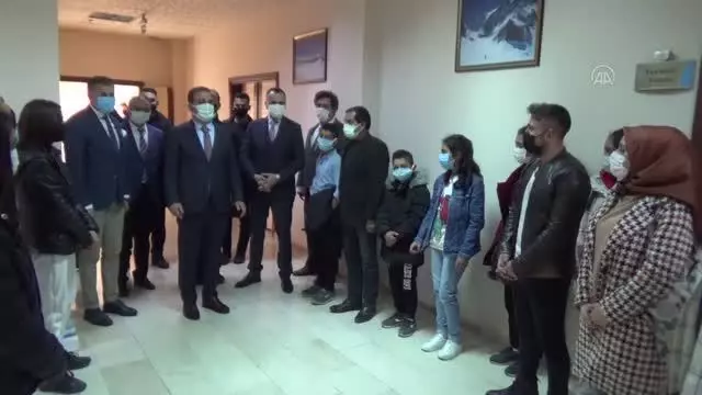 Vanlı öğrenciler 'Biz Anadoluyuz Projesi' kapsamında Hakkari'ye geldi Vanlı öğrenciler 'Biz Anadoluyuz Projesi' kapsamında Hakkari'ye geldi