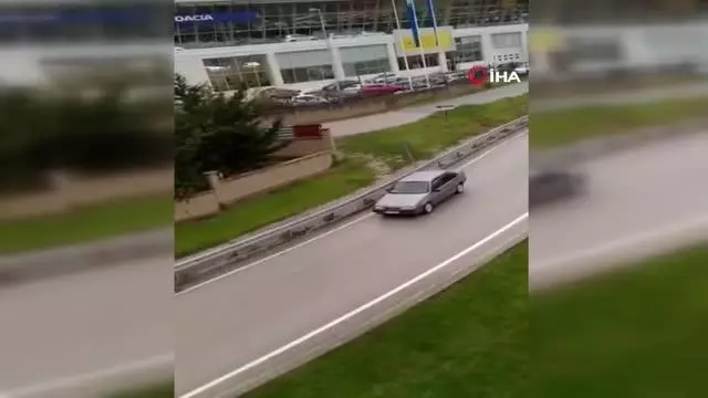 Yağ dökülen yolda otomobiller birbirine böyle girdi Yağ dökülen yolda otomobiller birbirine böyle girdi