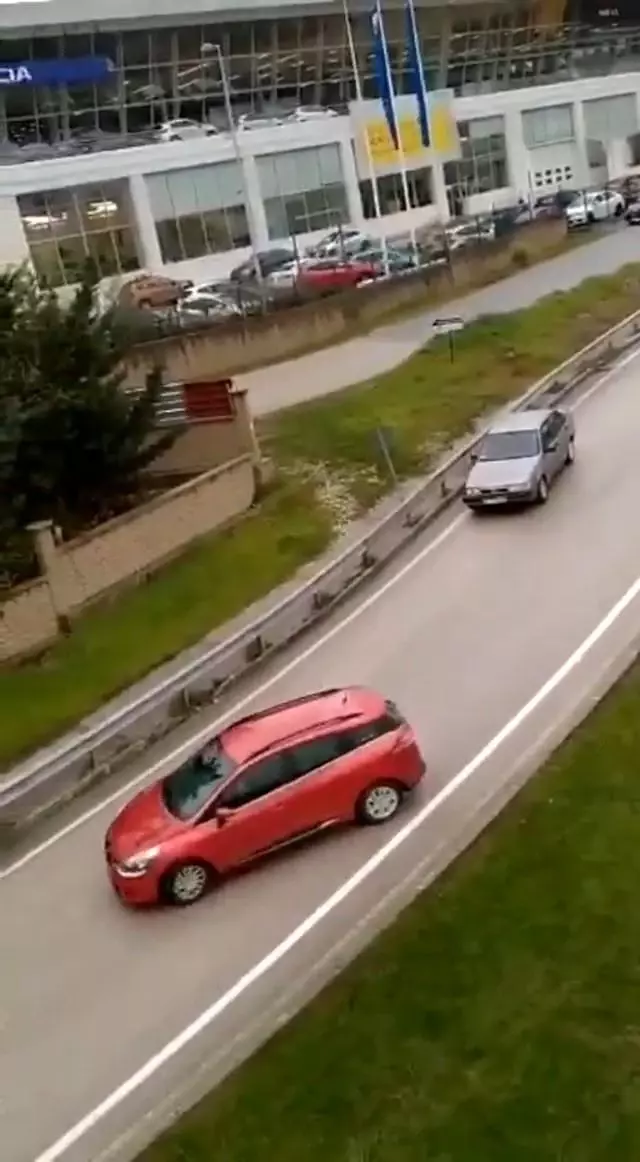Yağ dökülen yolda otomobiller birbirine böyle girdi Yağ dökülen yolda otomobiller birbirine böyle girdi