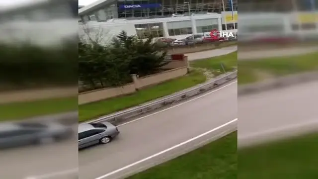 Yağ dökülen yolda otomobiller birbirine böyle girdi Yağ dökülen yolda otomobiller birbirine böyle girdi