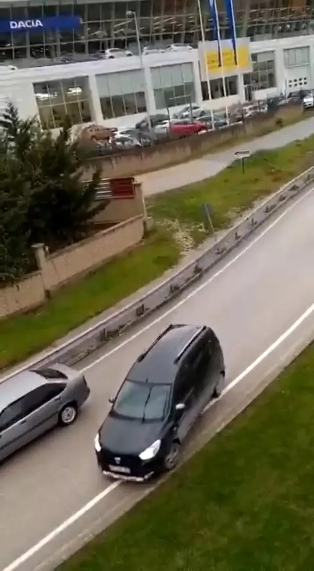 Yağ dökülen yolda otomobiller birbirine böyle girdi Yağ dökülen yolda otomobiller birbirine böyle girdi