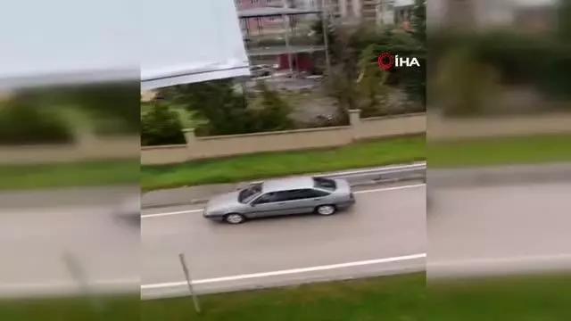 Yağ dökülen yolda otomobiller birbirine böyle girdi Yağ dökülen yolda otomobiller birbirine böyle girdi