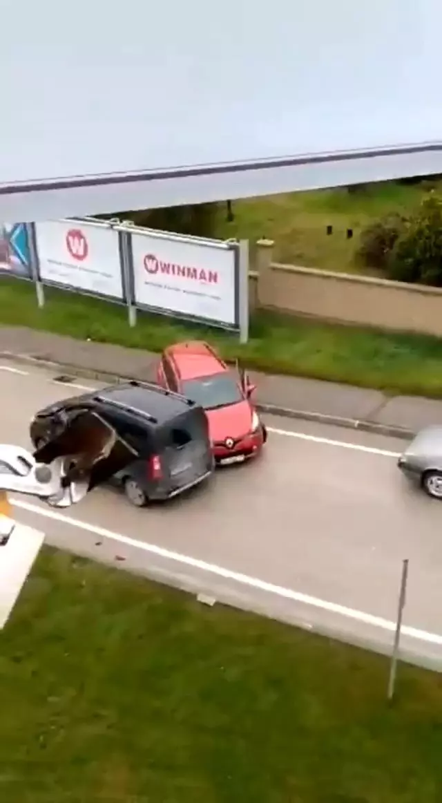 Yağ dökülen yolda otomobiller birbirine böyle girdi Yağ dökülen yolda otomobiller birbirine böyle girdi