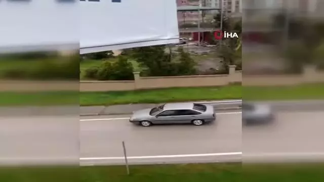 Yağ dökülen yolda otomobiller birbirine böyle girdi Yağ dökülen yolda otomobiller birbirine böyle girdi