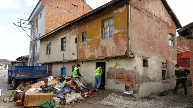 Yalnız yaşayan adamın evinden 4 kamyon çöp çıktı Yalnız yaşayan adamın evinden 4 kamyon çöp çıktı