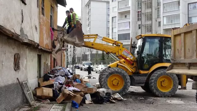 Yalnız yaşayan adamın evinden 4 kamyon çöp çıktı Yalnız yaşayan adamın evinden 4 kamyon çöp çıktı