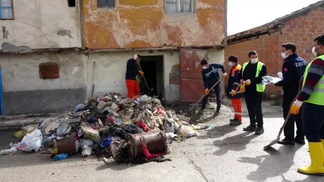 Yalnız yaşayan adamın evinden 4 kamyon çöp çıktı Yalnız yaşayan adamın evinden 4 kamyon çöp çıktı