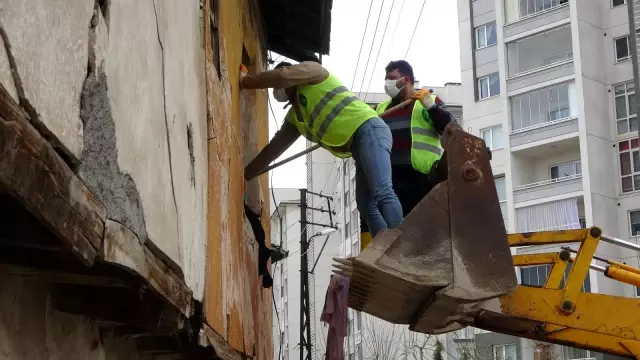 Yalnız yaşayan adamın evinden 4 kamyon çöp çıktı Yalnız yaşayan adamın evinden 4 kamyon çöp çıktı