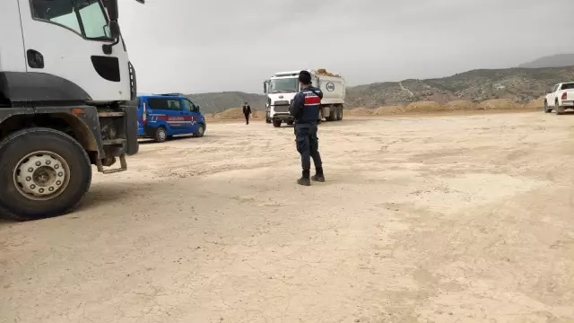 Yanaştırmak istediği kamyonun altında can verdi Yanaştırmak istediği kamyonun altında can verdi