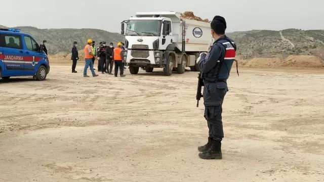 Yanaştırmak istediği kamyonun altında can verdi Yanaştırmak istediği kamyonun altında can verdi