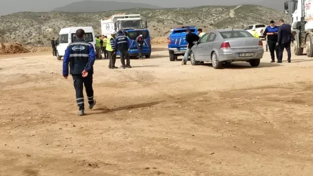 Yanaştırmak istediği kamyonun altında can verdi Yanaştırmak istediği kamyonun altında can verdi
