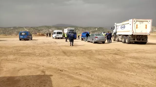 Yanaştırmak istediği kamyonun altında can verdi Yanaştırmak istediği kamyonun altında can verdi