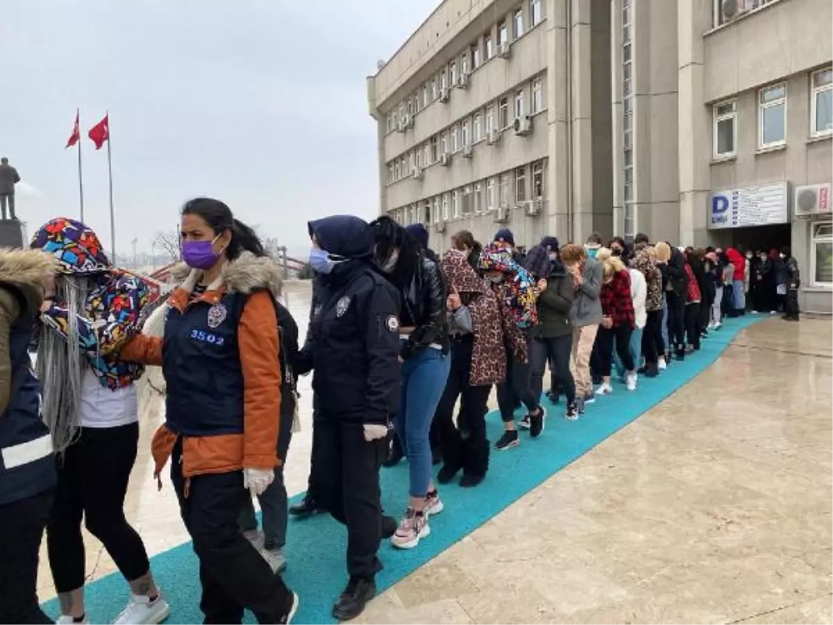 İndirim kuyruğu değil! Erkekleri cinsel ilişki vaadiyle kandıran 'Yarasa kız'lar adliyede
