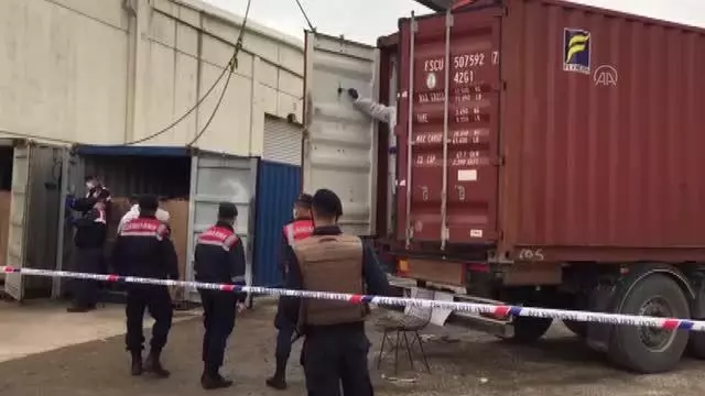 İzmir'de yasa dışı geçiş için konteynerlerde bekletilen 91 sığınmacı kurtarıldı İzmir'de yasa dışı geçiş için konteynerlerde bekletilen 91 sığınmacı kurtarıldı