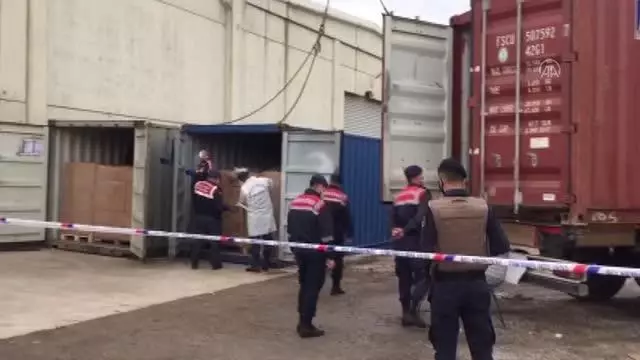 İzmir'de yasa dışı geçiş için konteynerlerde bekletilen 91 sığınmacı kurtarıldı İzmir'de yasa dışı geçiş için konteynerlerde bekletilen 91 sığınmacı kurtarıldı
