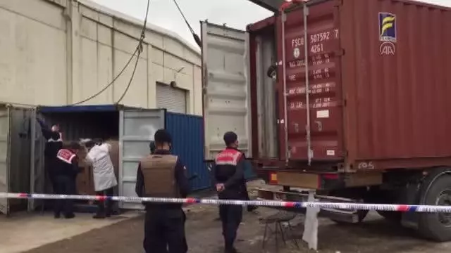 İzmir'de yasa dışı geçiş için konteynerlerde bekletilen 91 sığınmacı kurtarıldı İzmir'de yasa dışı geçiş için konteynerlerde bekletilen 91 sığınmacı kurtarıldı