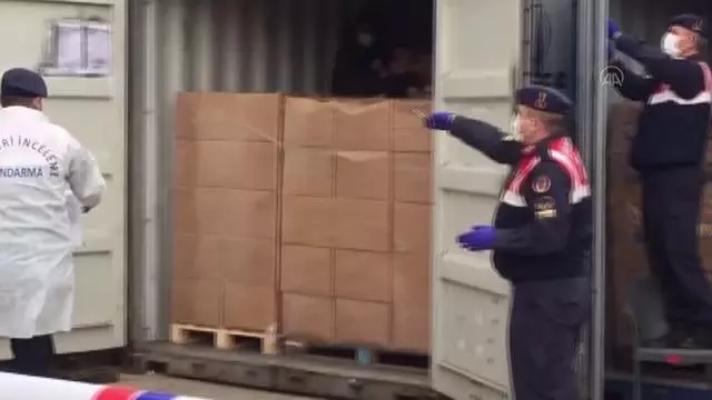 İzmir'de yasa dışı geçiş için konteynerlerde bekletilen 91 sığınmacı kurtarıldı İzmir'de yasa dışı geçiş için konteynerlerde bekletilen 91 sığınmacı kurtarıldı