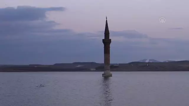 Yükselen baraj sularının altında kalan cami ve minareler ilgi çekiyor Yükselen baraj sularının altında kalan cami ve minareler ilgi çekiyor