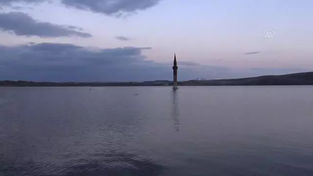 Yükselen baraj sularının altında kalan cami ve minareler ilgi çekiyor Yükselen baraj sularının altında kalan cami ve minareler ilgi çekiyor