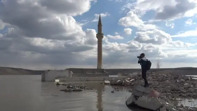 Yükselen baraj sularının altında kalan cami ve minareler ilgi çekiyor Yükselen baraj sularının altında kalan cami ve minareler ilgi çekiyor