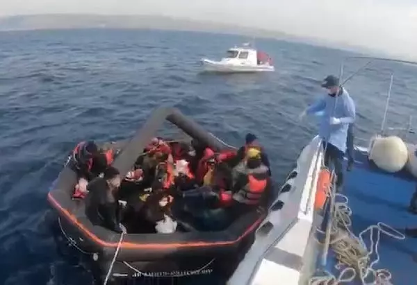 Son dakika... Yunanistan'ın ölüme terk ettiği 27 kaçak göçmeni, Türk Sahil Güvenliği kurtardı Son dakika... Yunanistan'ın ölüme terk ettiği 27 kaçak göçmeni, Türk Sahil Güvenliği kurtardı