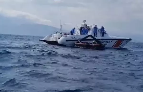 Son dakika... Yunanistan'ın ölüme terk ettiği 27 kaçak göçmeni, Türk Sahil Güvenliği kurtardı Son dakika... Yunanistan'ın ölüme terk ettiği 27 kaçak göçmeni, Türk Sahil Güvenliği kurtardı