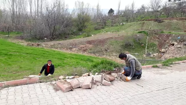 Yürüyüş yolunda bozulan kaldırım taşları yenileniyor Yürüyüş yolunda bozulan kaldırım taşları yenileniyor