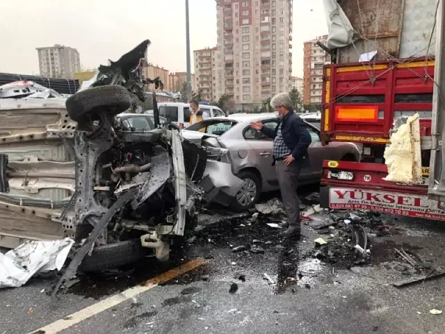 Zincirleme kazada ortalık savaş alanına döndü Zincirleme kazada ortalık savaş alanına döndü