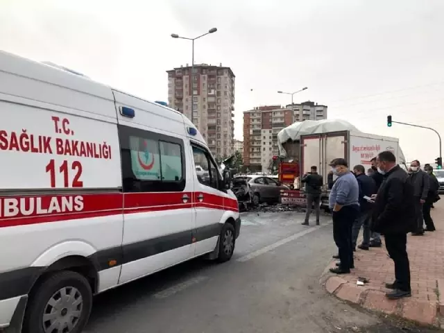 Zincirleme kazada ortalık savaş alanına döndü Zincirleme kazada ortalık savaş alanına döndü