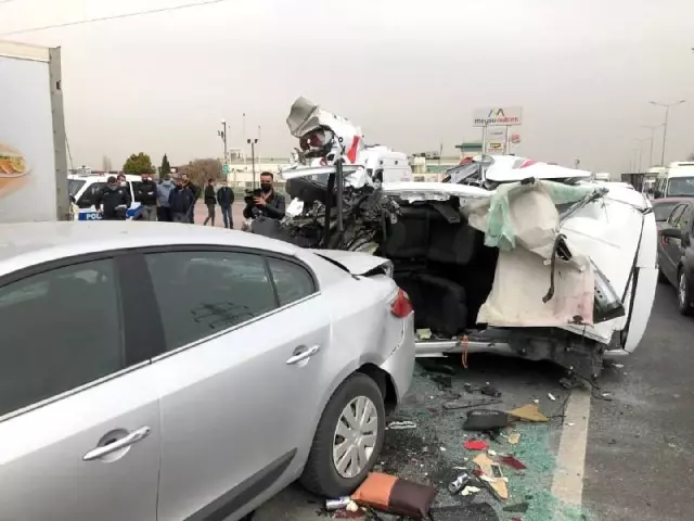 Zincirleme kazada ortalık savaş alanına döndü Zincirleme kazada ortalık savaş alanına döndü