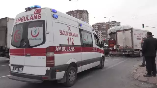 Zincirleme kazada ortalık savaş alanına döndü Zincirleme kazada ortalık savaş alanına döndü