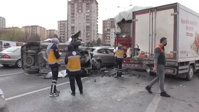 Zincirleme kazada ortalık savaş alanına döndü Zincirleme kazada ortalık savaş alanına döndü