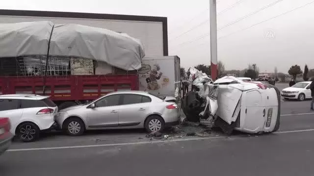 Zincirleme kazada ortalık savaş alanına döndü Zincirleme kazada ortalık savaş alanına döndü