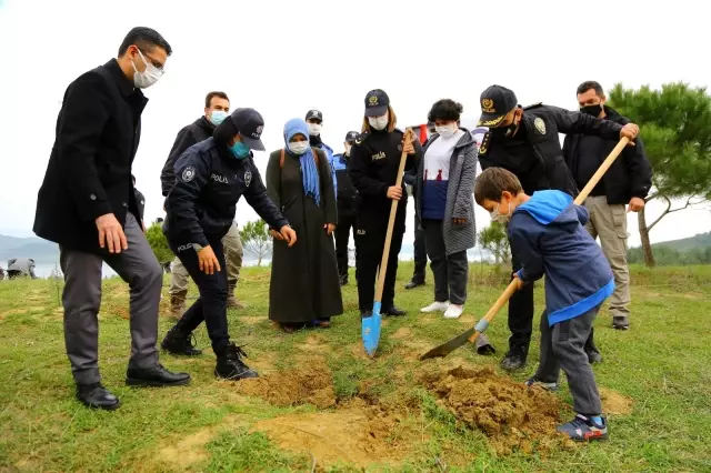 135 şehit için çocuk ve eşleri 135 fidan dikti 135 şehit için çocuk ve eşleri 135 fidan dikti