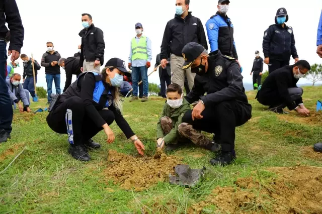 135 şehit için çocuk ve eşleri 135 fidan dikti 135 şehit için çocuk ve eşleri 135 fidan dikti