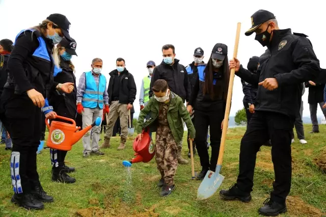 135 şehit için çocuk ve eşleri 135 fidan dikti 135 şehit için çocuk ve eşleri 135 fidan dikti